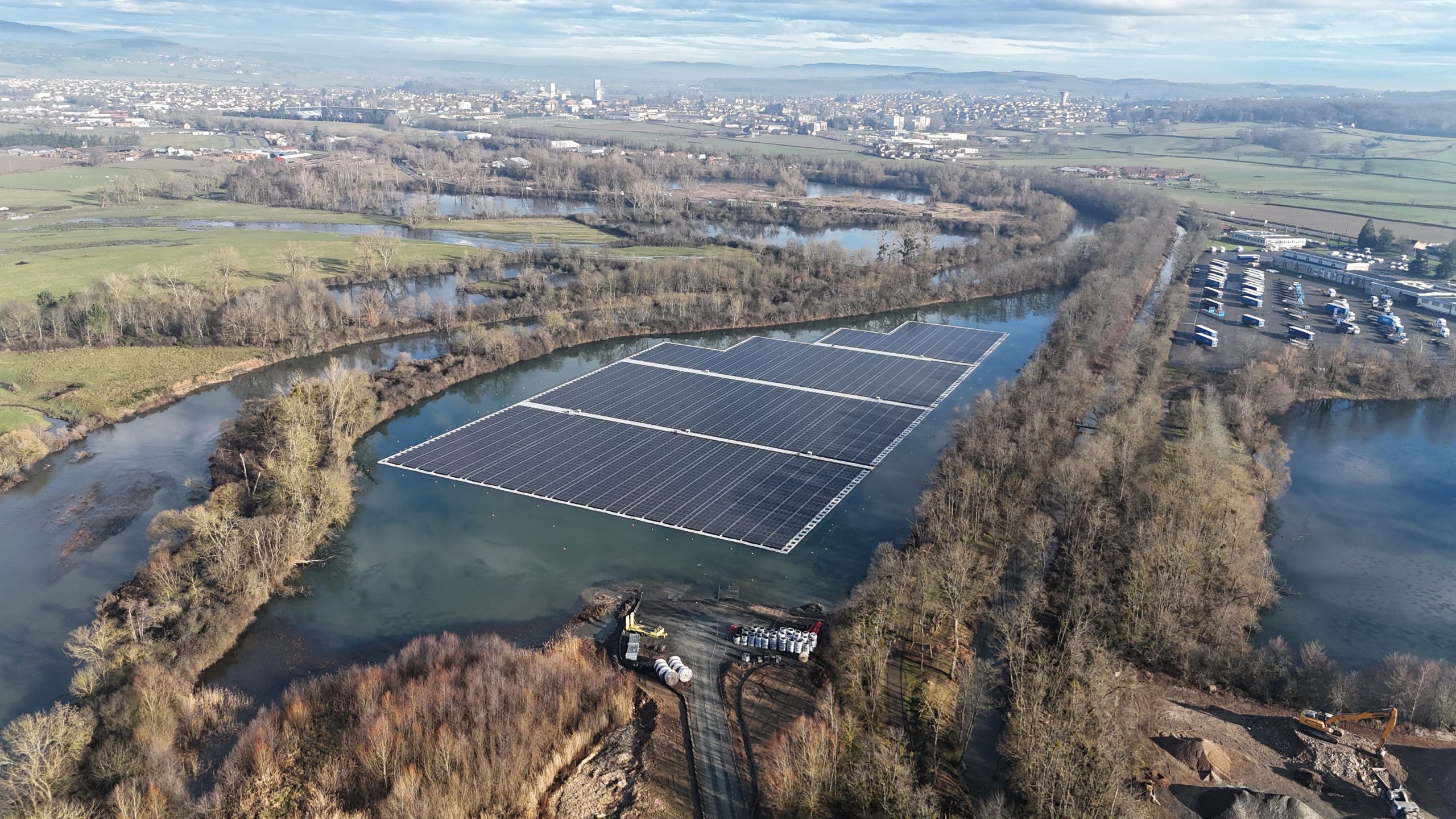 découvrez tout sur les panneaux solaires flottants en france : avantages, installation, innovations et impact écologique de cette solution énergétique durable pour optimiser l’espace et l’efficacité.