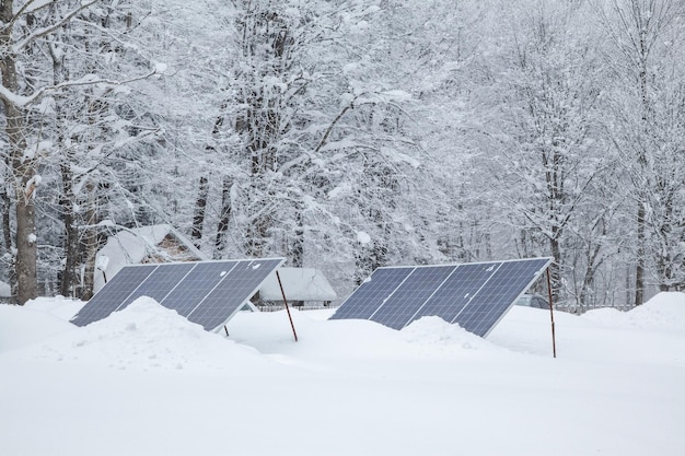 d&eacute;couvrez comment optimiser la performance de vos panneaux solaires en hiver : conseils d'entretien, rendement et solutions pour produire de l'&eacute;nergie m&ecirc;me par temps froid.