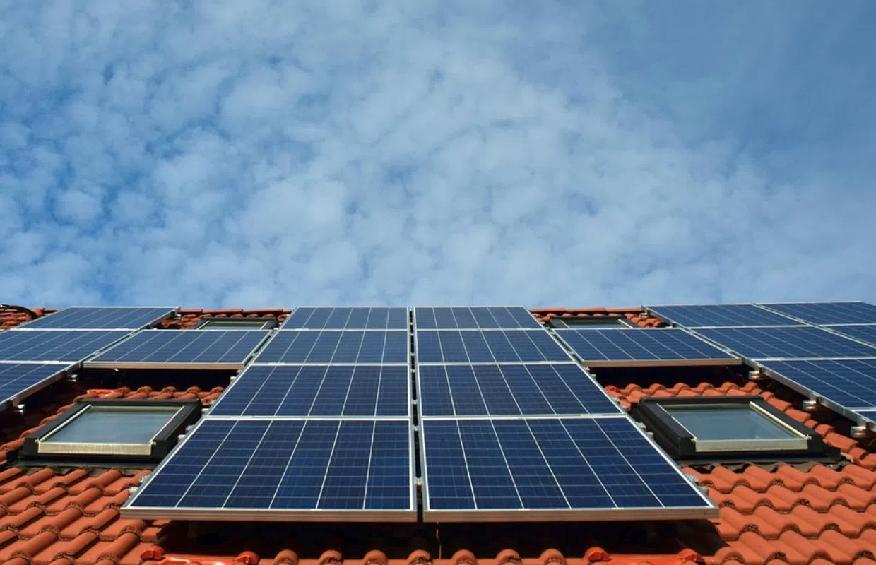 d&eacute;couvrez comment les panneaux solaires fonctionnent en hiver, optimisez leur rendement malgr&eacute; la neige et le froid, et b&eacute;n&eacute;ficiez de conseils pour maximiser votre production d'&eacute;nergie solaire toute l'ann&eacute;e.